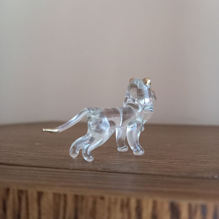 Szklana mini figurka LEW, praca ręczna.