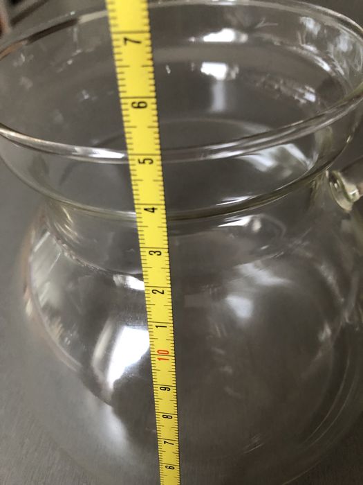 Szklany dzbanek ze szklaną pokrywką