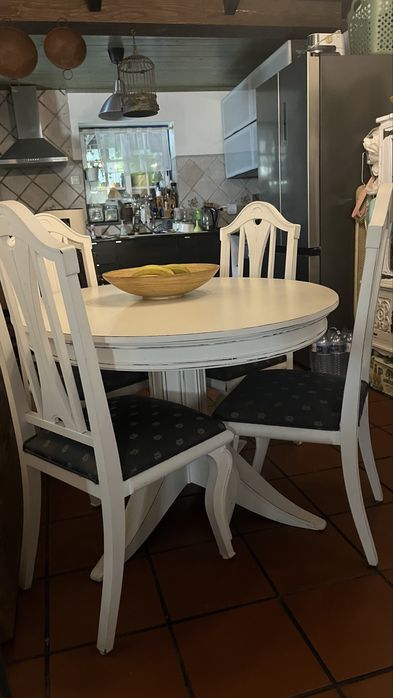 Mesa de jantar com cadeiras
