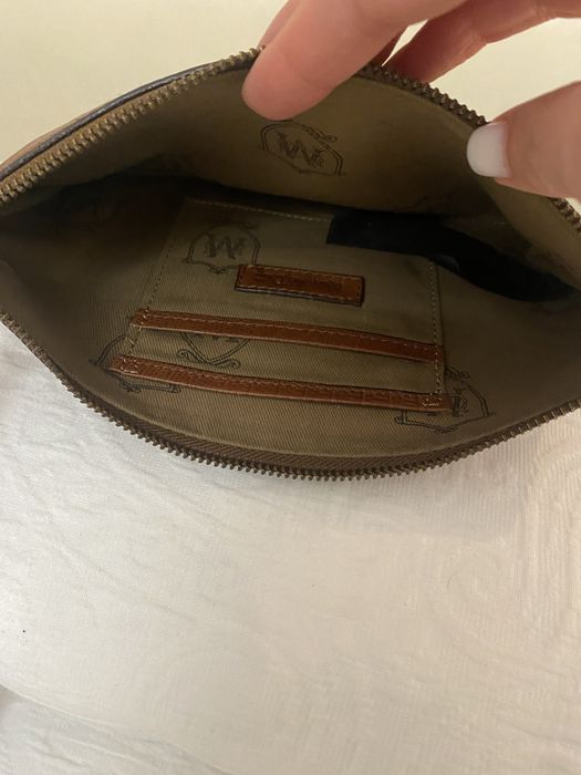 Pochete em pele, MassimuDutti, camel. Medidas: 27*16cms