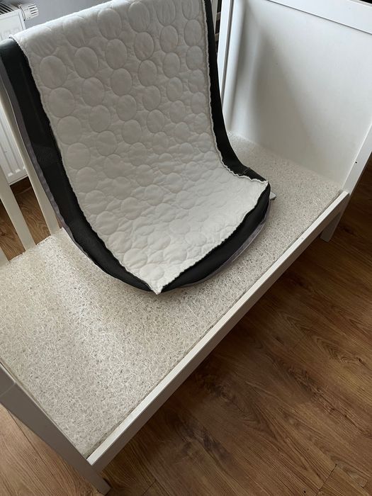 Łóżeczko z materacem i pokrowcem