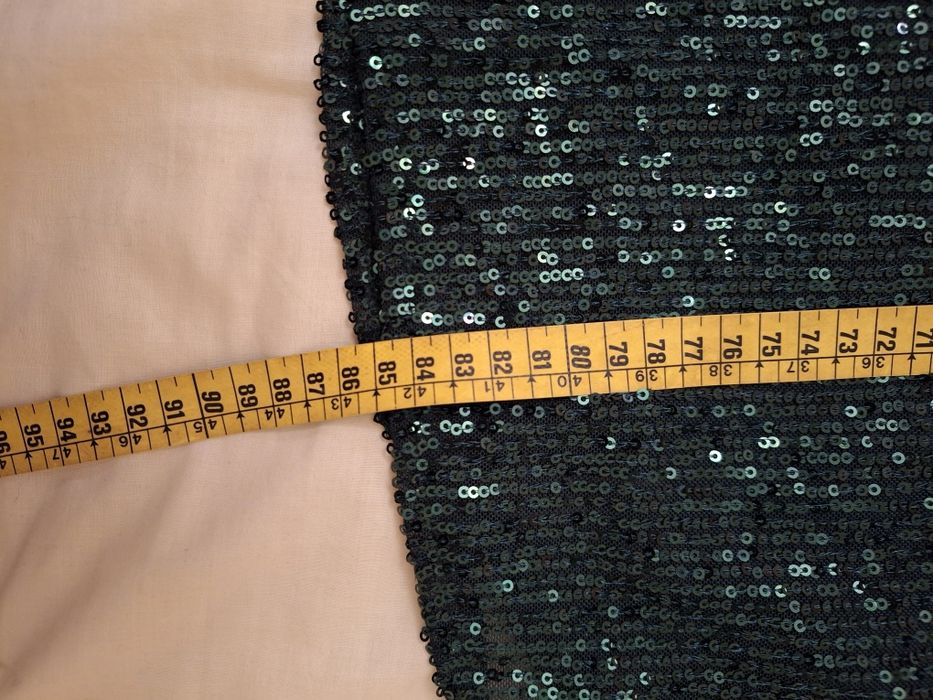 Vestido cirto de lantejoulas verde garrafa