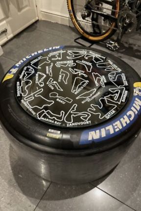 Stolik dla fanów motorsportu