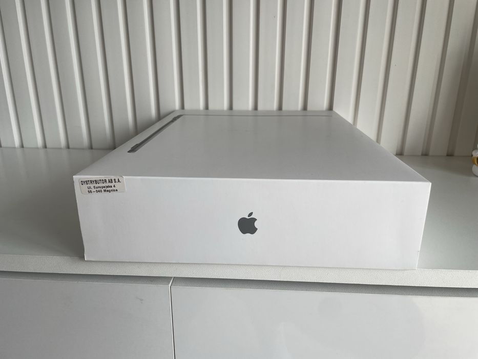 Macbook M3 nowy 16/512