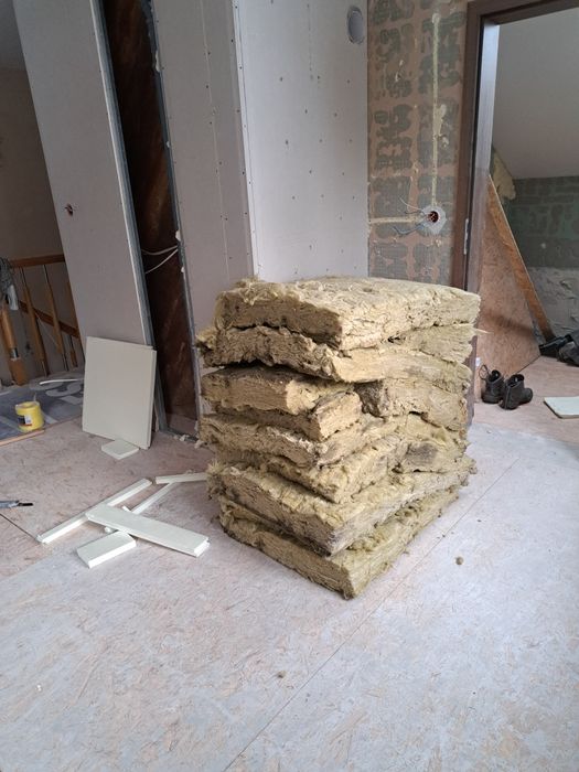 Wełna mineralna z demontażu.
