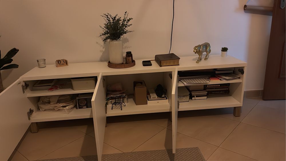 Móvel branco para TV