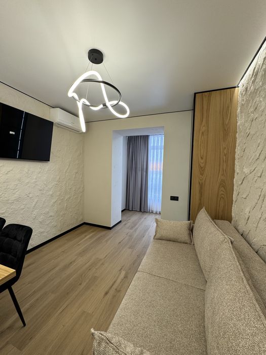 Велика 1-кімнатна квартира видова на Міське Озеро