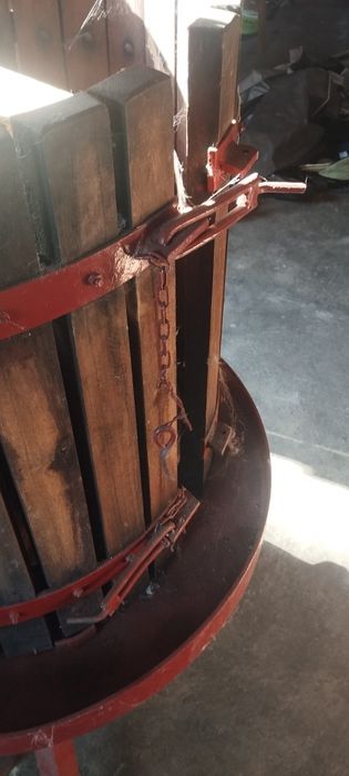 Prensa  de vinho nova  com duas bases laterais, uma grande e outra mais pequena. Para diversos kilos