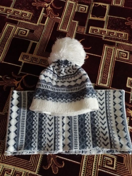 Продаётся шапка и шарф