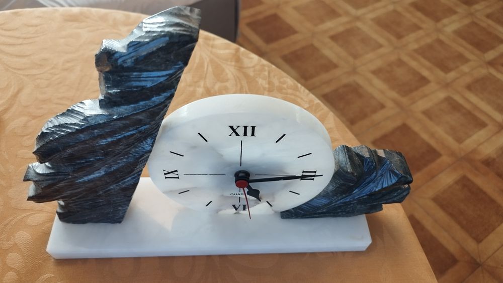 Relógio de lareira em mármore