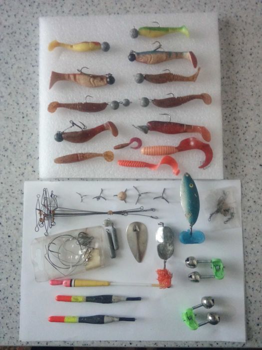 Рыболовные блесны и другие снасти.