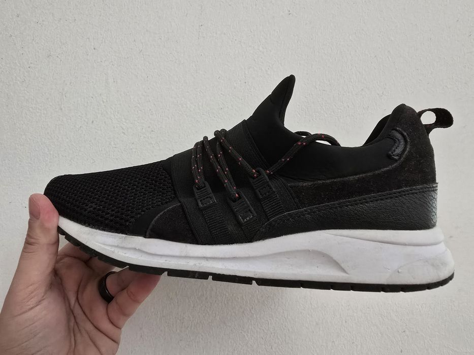 Sapatilhas pretas tamanho 41 cordões com riscas vermelhas