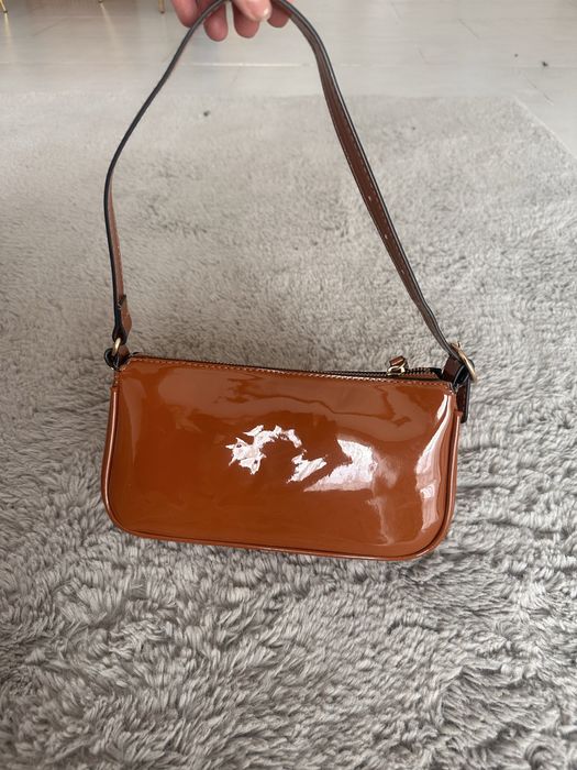 Сумка багет лаковая