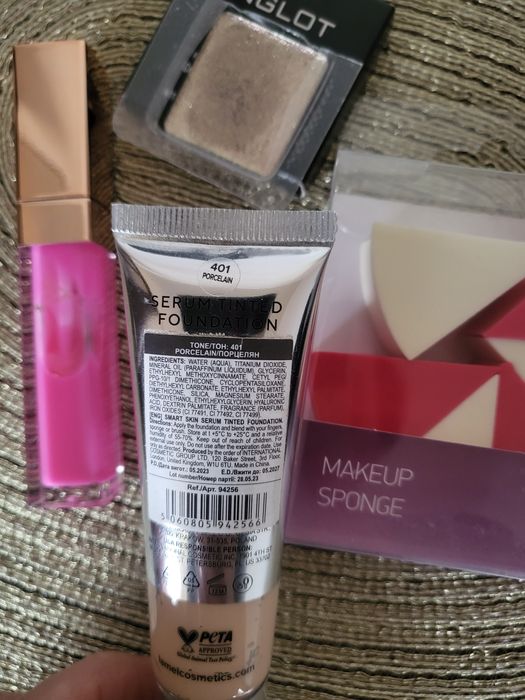 Набір косметики тіні, тон.крем, блиск , спонжі