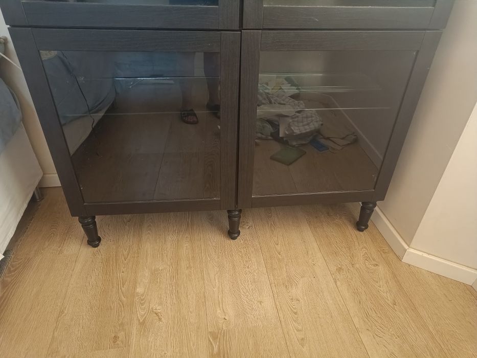 2 móveis Besta - IKEA - com portas em vidro