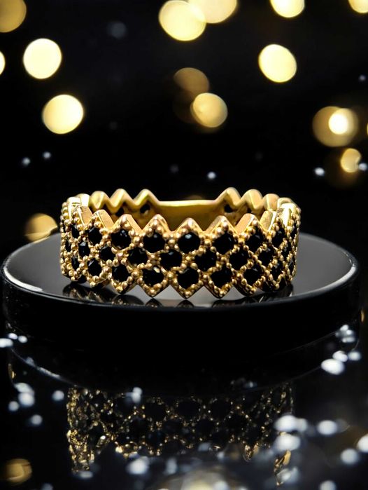 Złoty pierścionek 585 z czarnymi kamieniami – elegancja i charakter