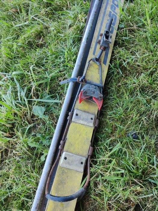 Stare drewniane narty, zabytek, retro