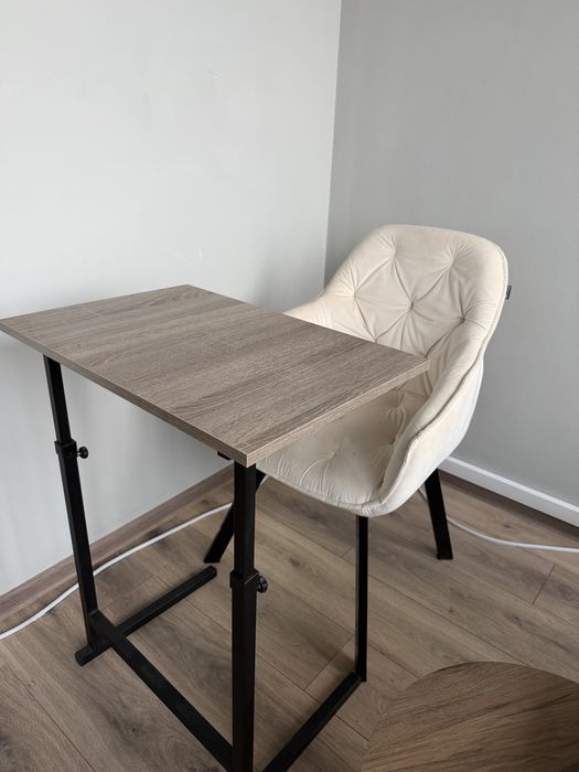 Стіл для ноутбуду