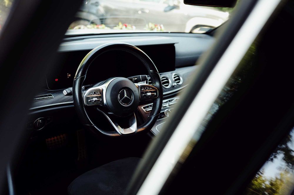 Auto do ślubu / wesela. Samochód biały Mercedes Benz