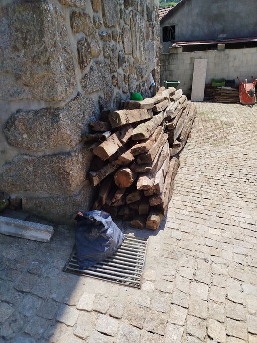 Vigas de madeira de carvalho e castanho centenárias