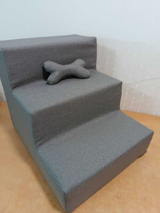 Сходинка світло-сірого кольору