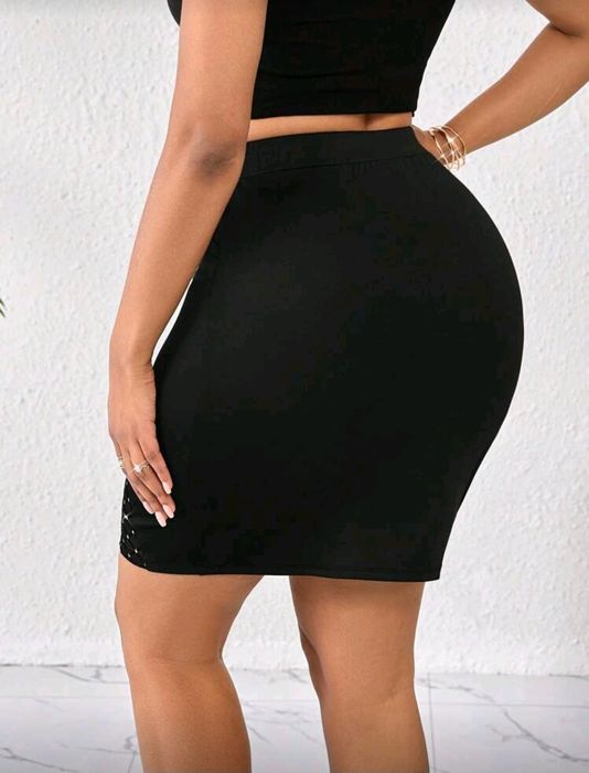 Saia Preta Justa com Abertura em Rede – Nova