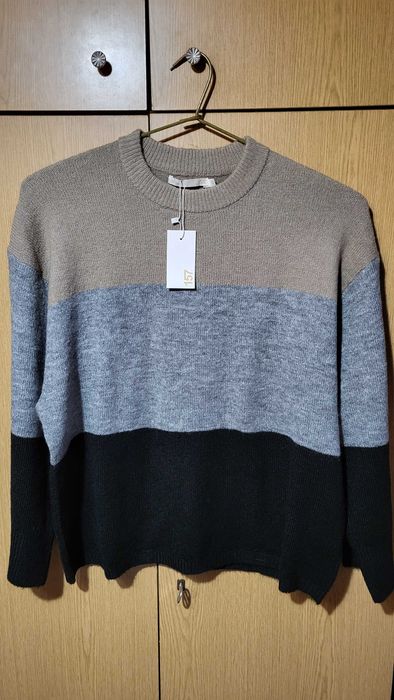 Nowy, uroczy, miękki i bardzo ciepły sweterek damski