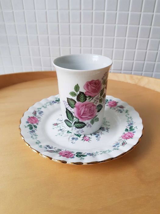 Zestaw porcelanowy w róże