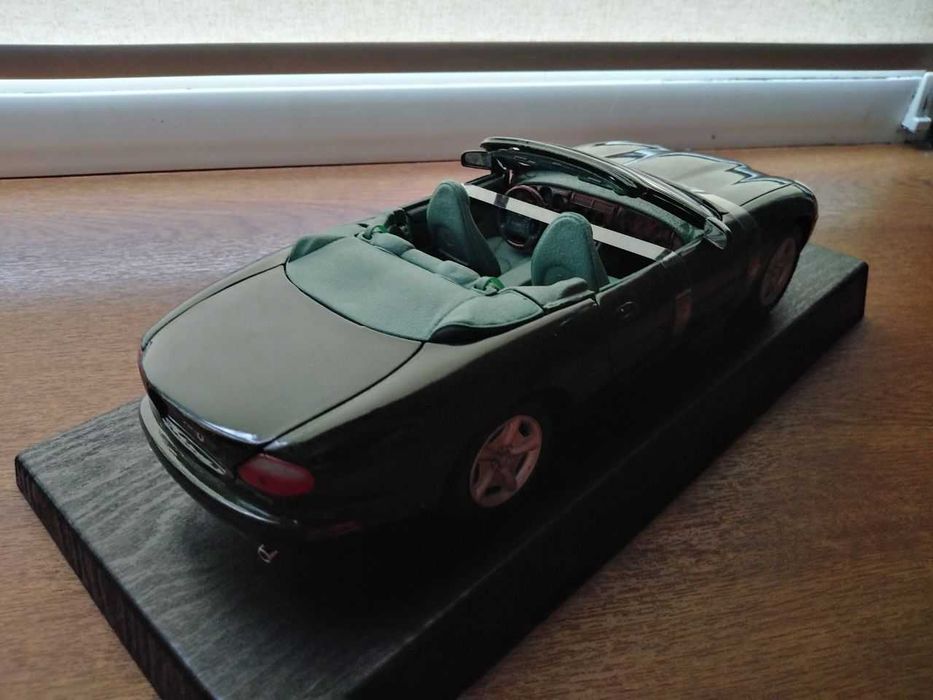 Модель автомобіля 1/18 MAISTO - JAGUAR - XK8 SPIDER 1996