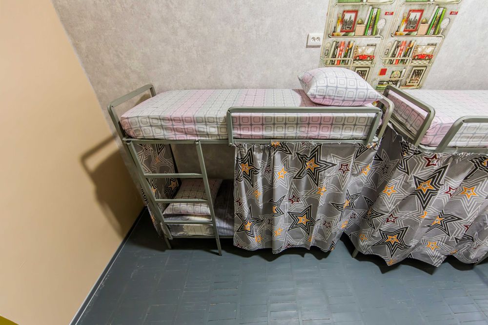 Місце в гуртожитку метро Лук'янівська!Перший поверх, хостел зі світлом