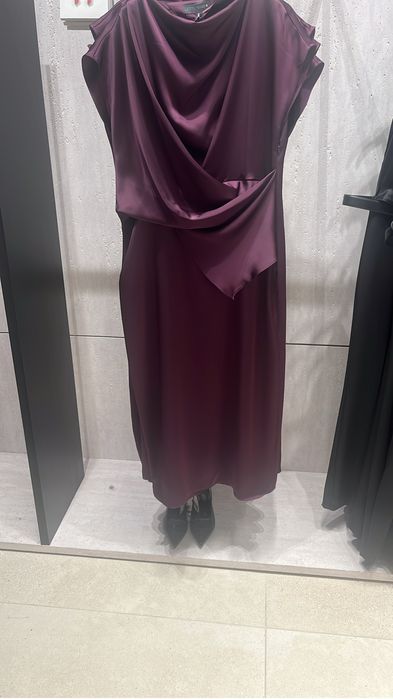 Vestido acetinado novo da Zara