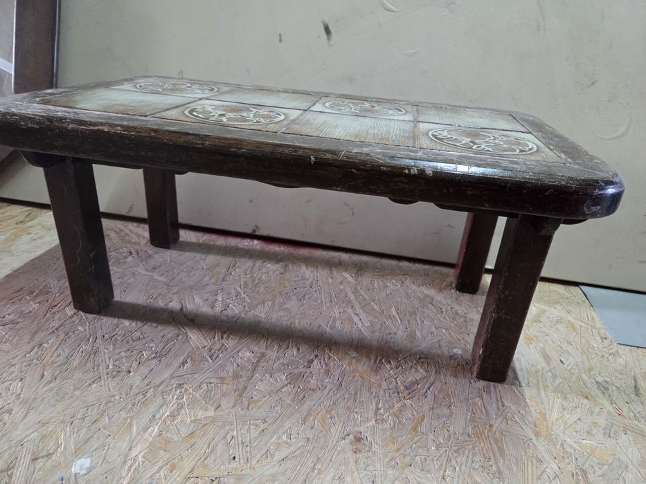 Stolik drewniany z płytkami ceramicznymi. Niski.