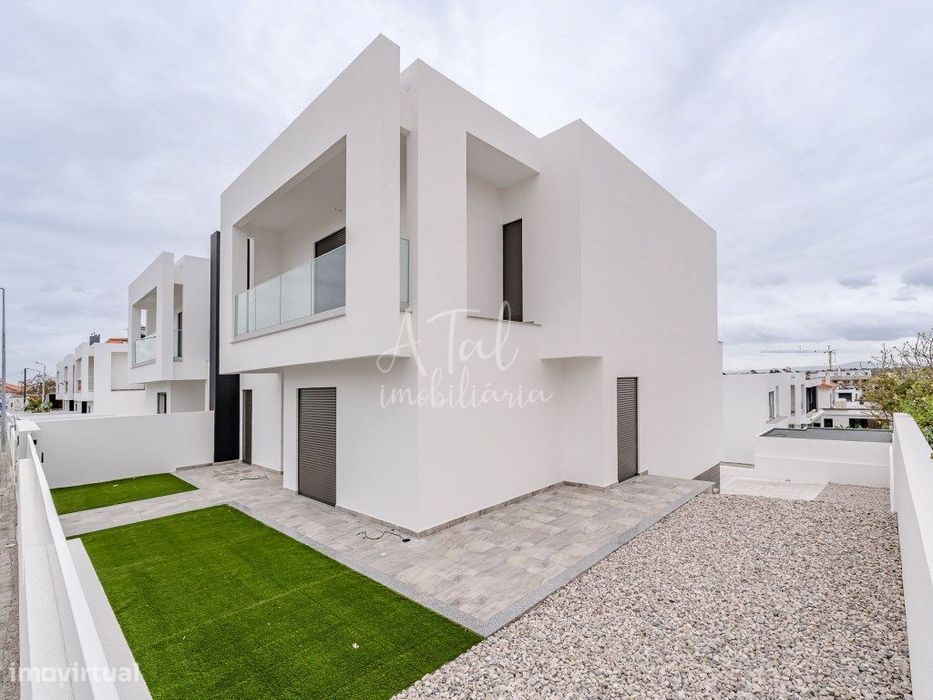 T4 Semi-Detached House in Vale de Milhaços/Corroios