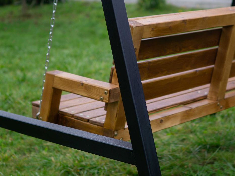 Huśtawka ogrodowa stalowo-drewniana trwała, stabilna, wykonana na lata