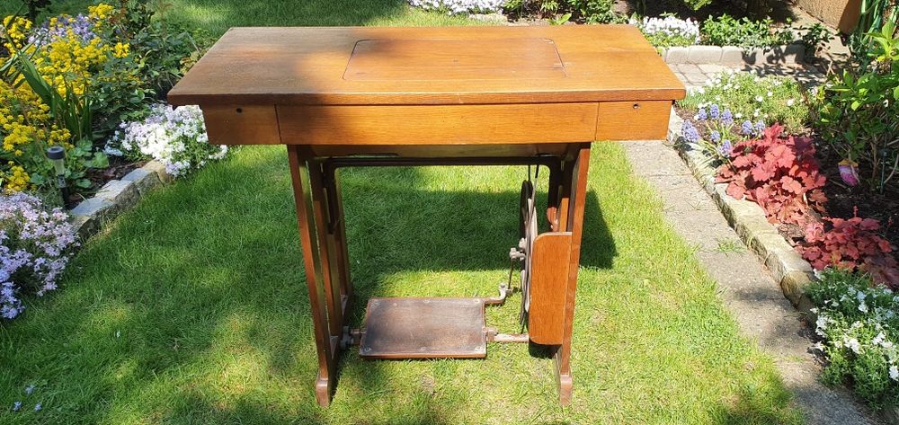 Piękny drewniany stolik maszyna Łucznik