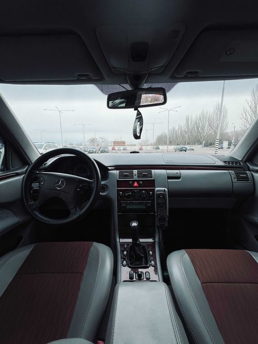 Mercedes-Benz E-class W210