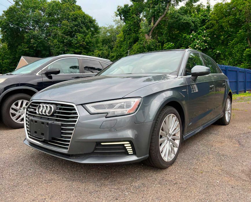 Audi A3 e-tron      2017