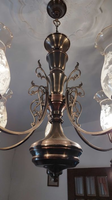 Candeeiro antigo com 5 abajur/tulipas com rara decoração gravada