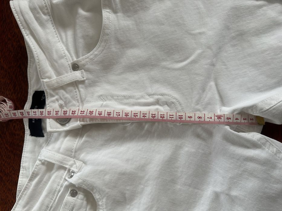 Białe spodnie jeans