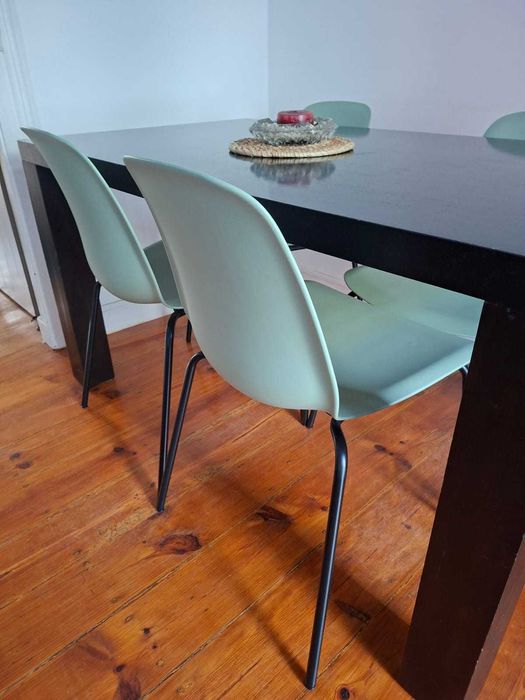 Vendo mesa  de madeira com cadeiras