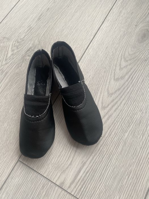 чешки для хлопчика чорні