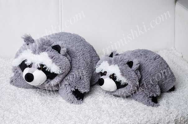 Плюшева подушка трансформер єнот.