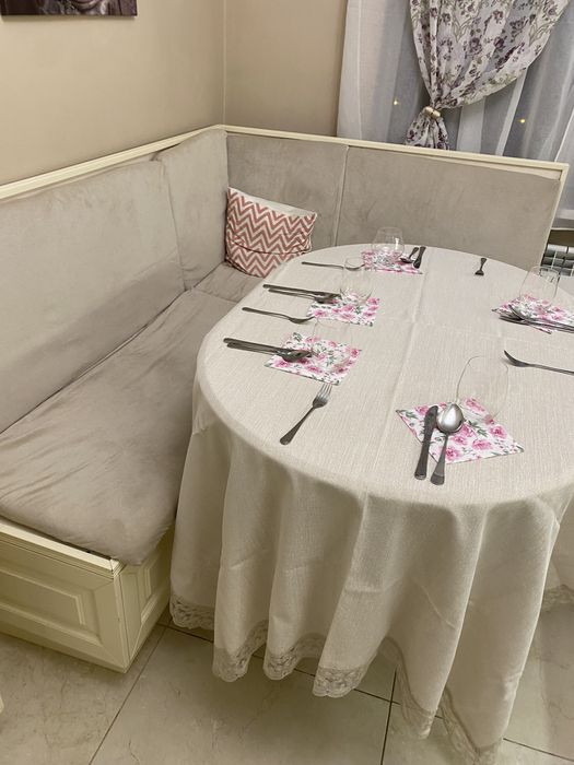 Кухонный уголок молочного цвета