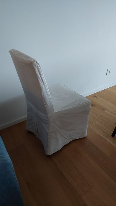 Cadeira com capa branca (2 peças)