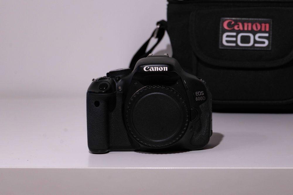Câmara Fotográfica Canon EOS 600D c/ 18-55mm f3.5-5.6 + Extras