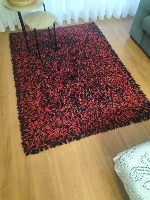 Duas carpetes preta e vermelha
