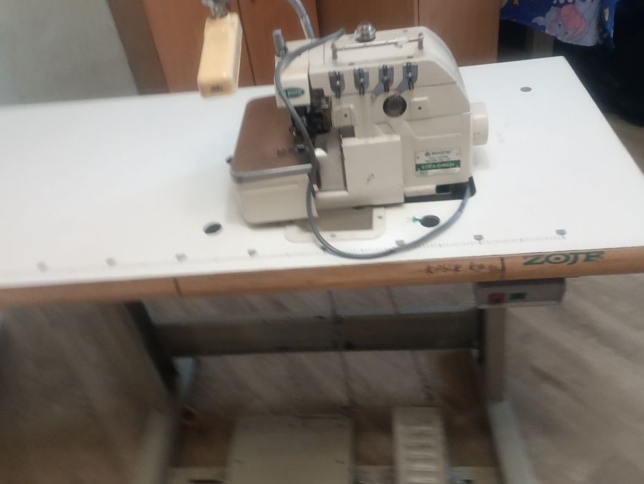 Продам оверлок на 220