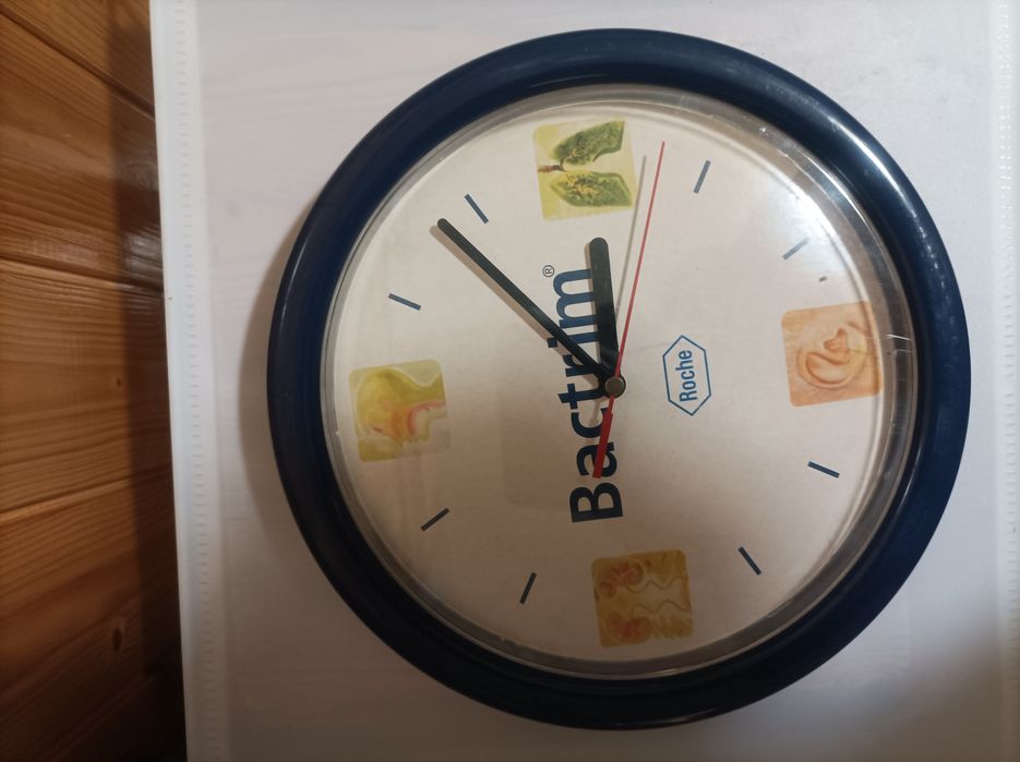Reklamowy zegar ścienny z logo leku Bactrim i firmy Roche. 
Typ: Zegar