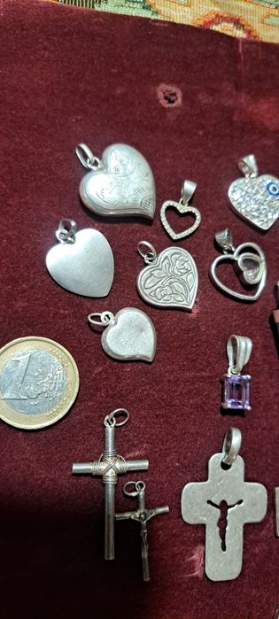 Pendentes em prata contrastada.