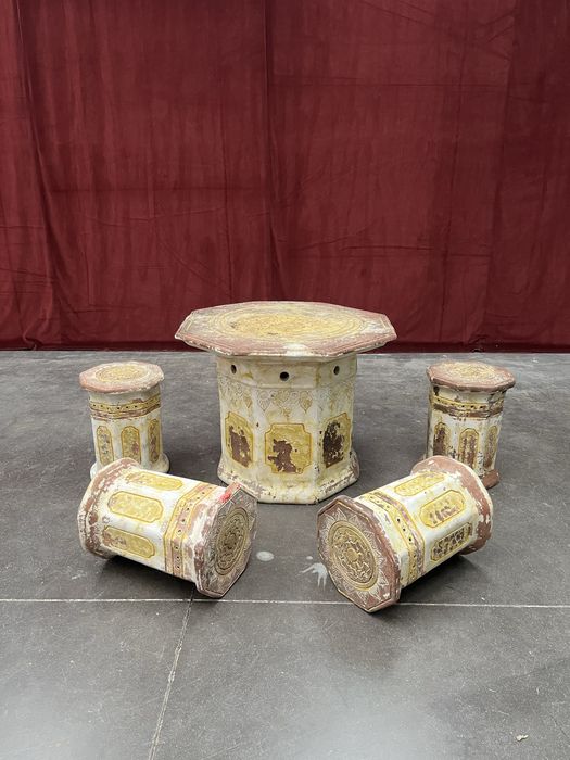 Bastante invulgar conjunto de mesa e bancos orientais em terracota